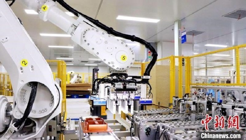 圖為資料圖，海辰儲(chǔ)能自動(dòng)分檔打包機(jī)器人。?曾欣平供圖